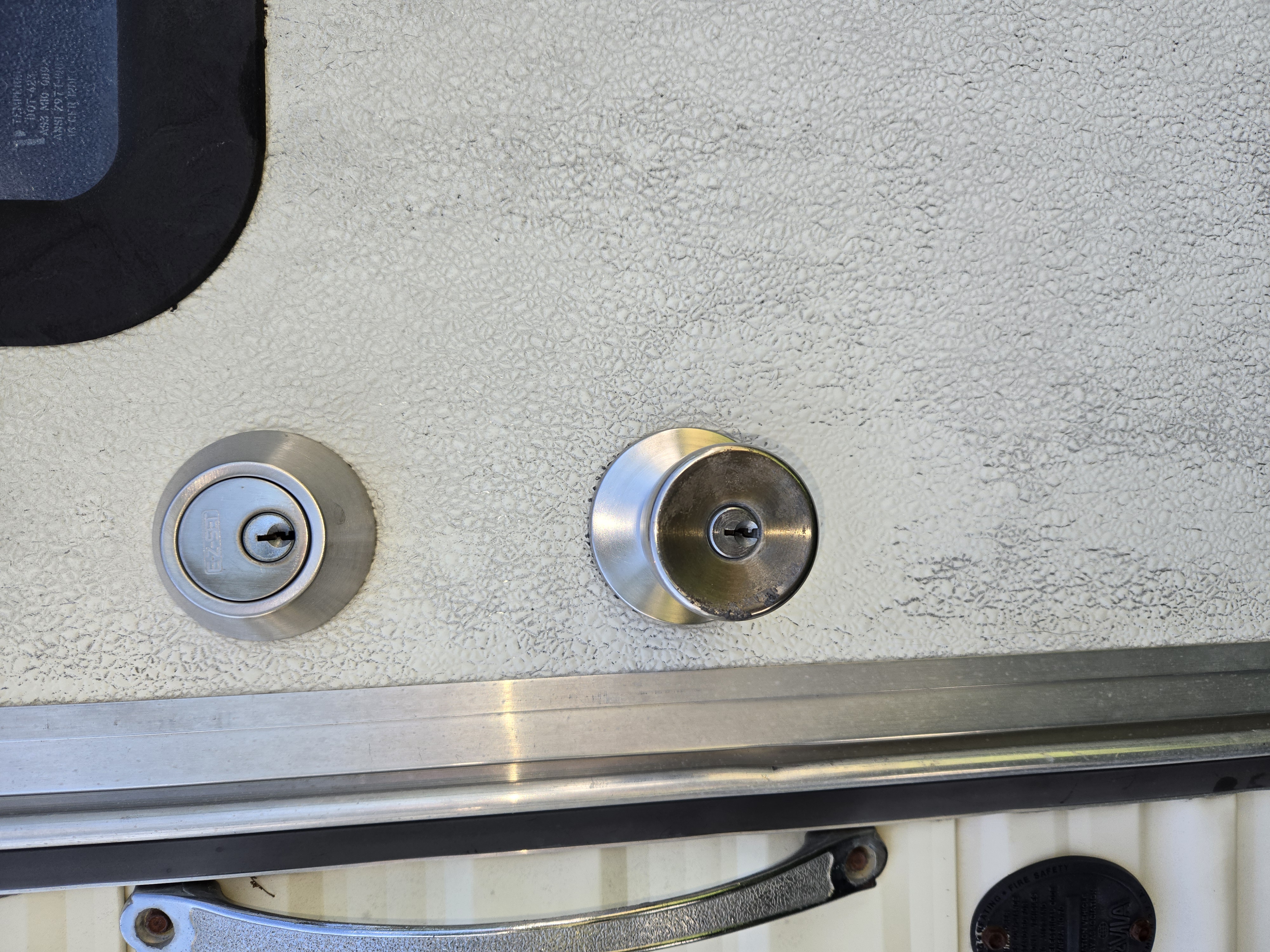 Replacing a door handle